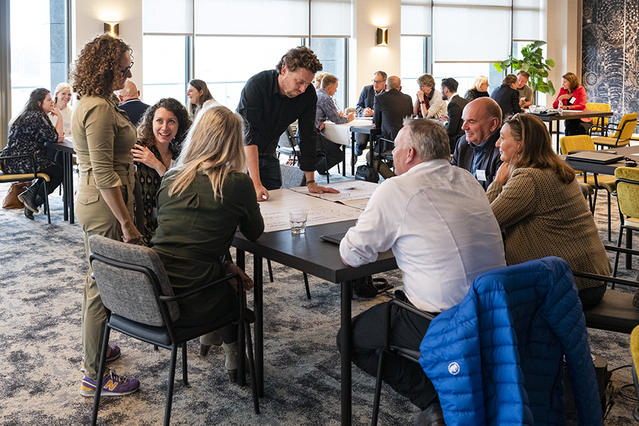 Een groep vergadert aan een tafel